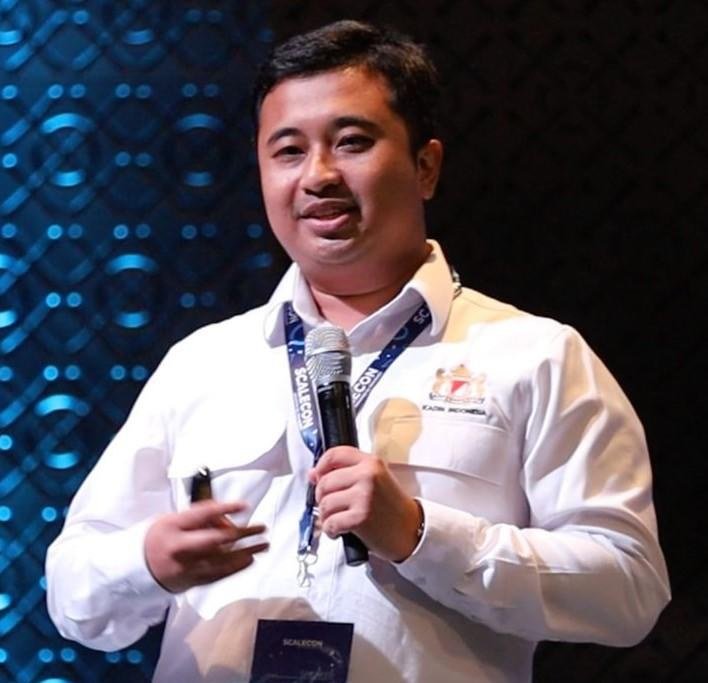 Eryk Budi Pratama speaking at an event